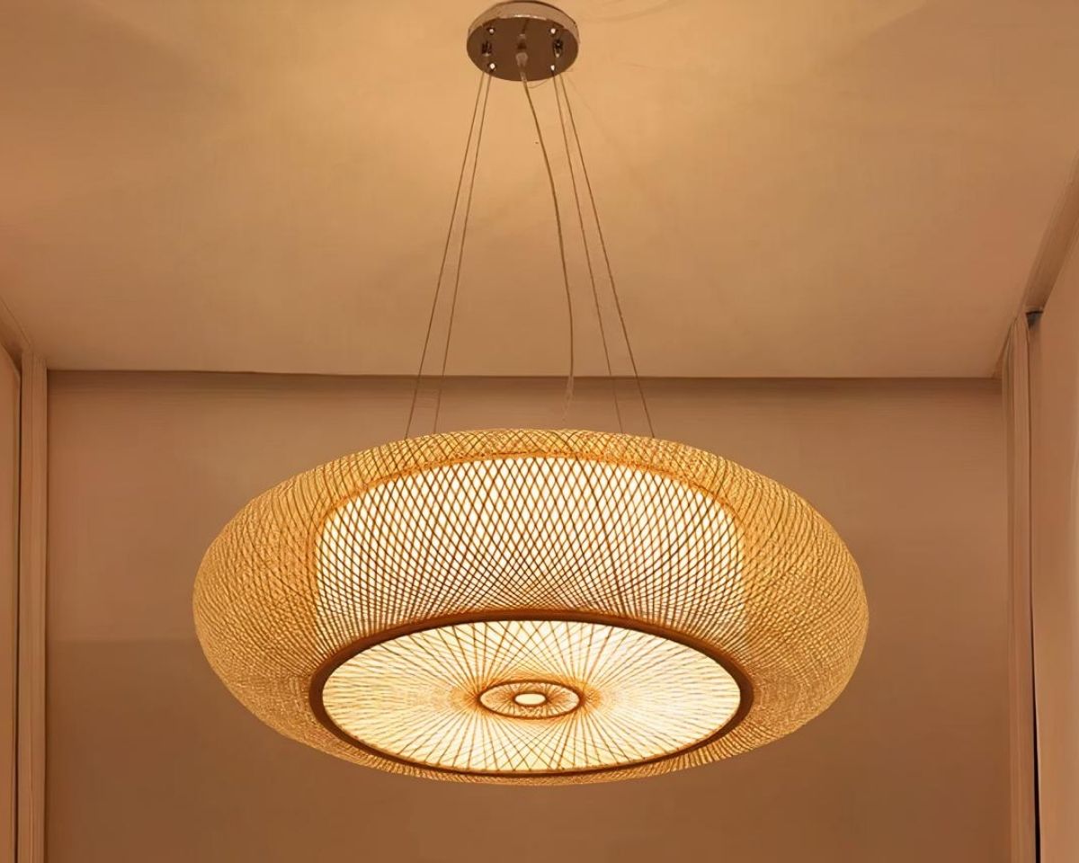 Suspension bambou japonaise élégante et décorative allumée dans un intérieur.