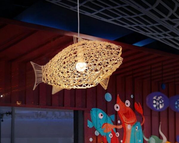 Suspension bambou originale et décorative en forme de poisson allumée dans un intérieur.
