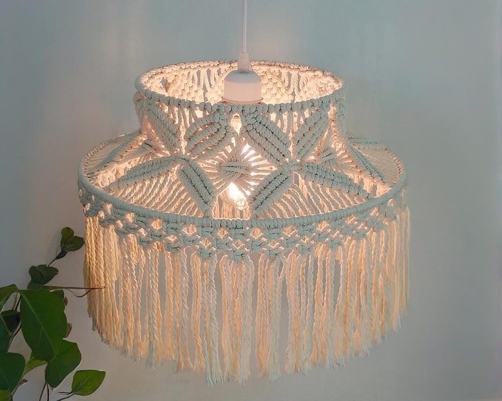 Suspension bohème artisanale de style nordique sur fond gris bleu
