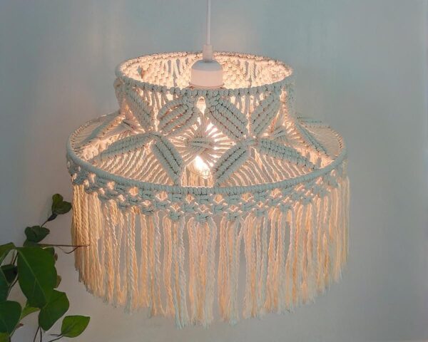 Suspension bohème artisanale de style nordique sur fond gris bleu