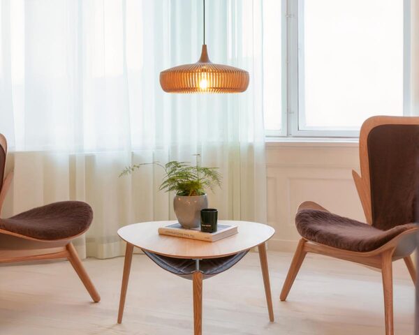 Suspension bohème beige en bois au-dessus d'une table