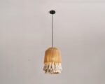 Suspension bohème en corde de chanvre sur fond gris