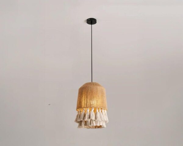 Suspension bohème en corde de chanvre sur fond gris