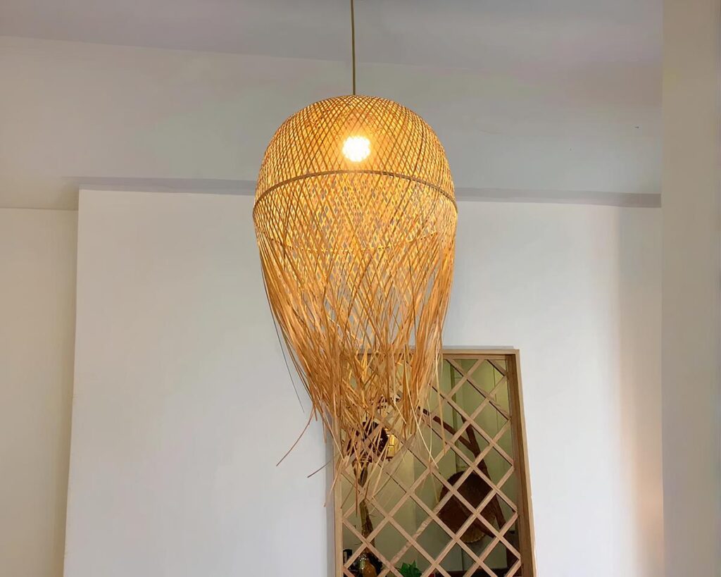 Suspension bohème et rétro en bambou sur fond gris