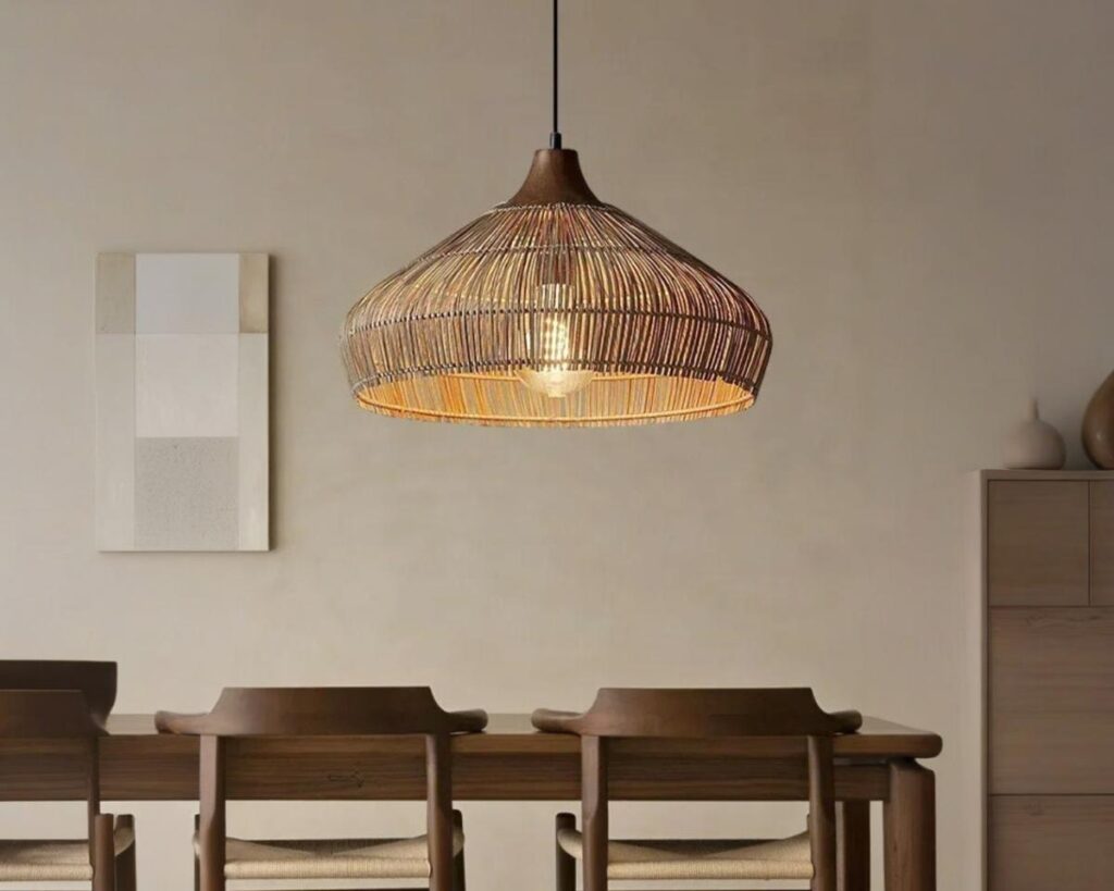 Suspension bohème et rétro en rotin au-dessus d'une table