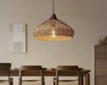 Suspension bohème et rétro en rotin au-dessus d'une table