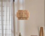 Suspension bohème en rotin et corde de chanvre sur fond beige