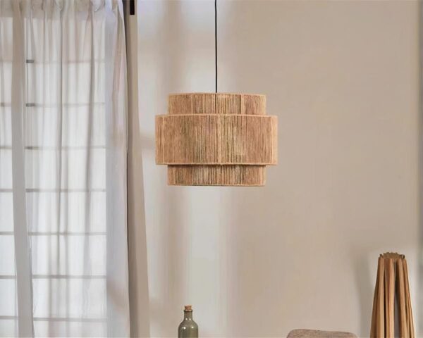 Suspension bohème en rotin et corde de chanvre sur fond beige
