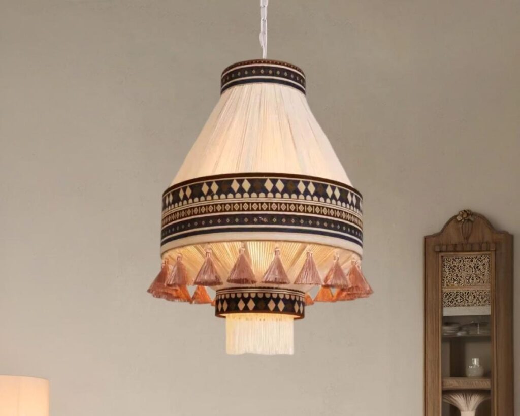 Suspension bohème vintage en tissu sur fond beige