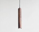Suspension bois décorative de style moderne sur fond gris