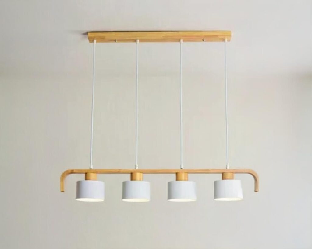Suspension bois moderne à 4 têtes sur fond gris
