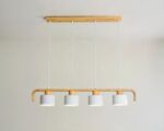 Suspension bois moderne à 4 têtes sur fond gris