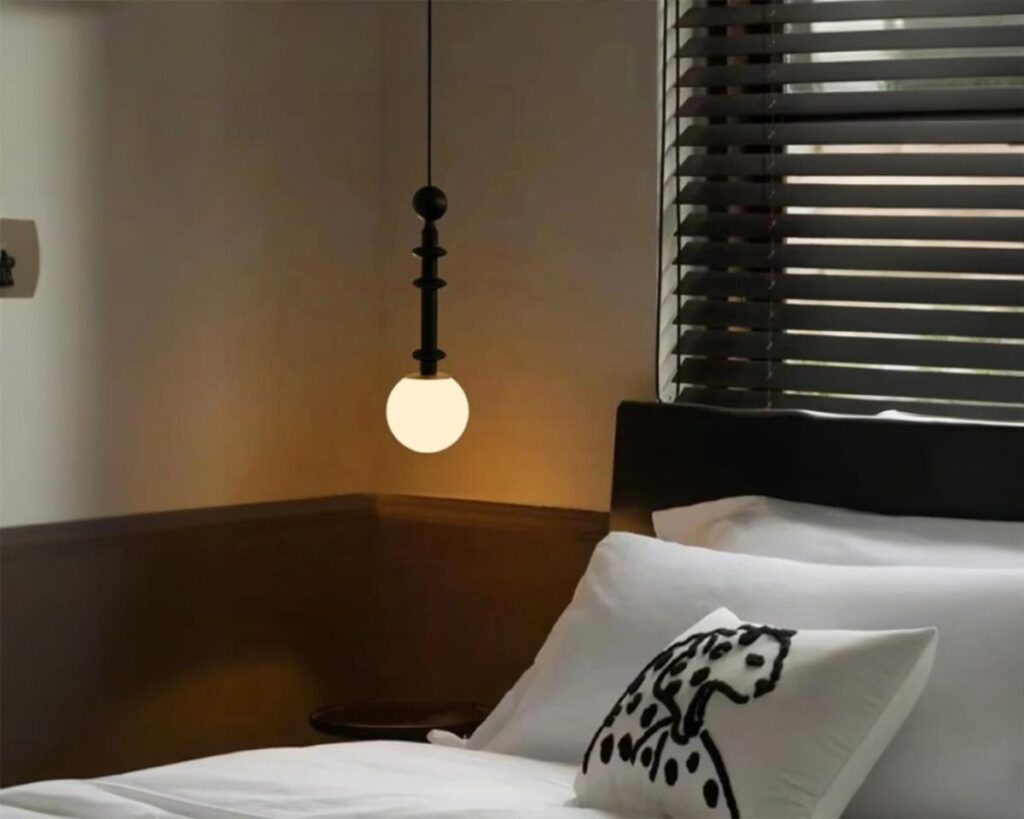 Suspension bois noire de style vintage dans une chambre