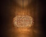 Suspension bois et rotin au design moderne sur fond marron