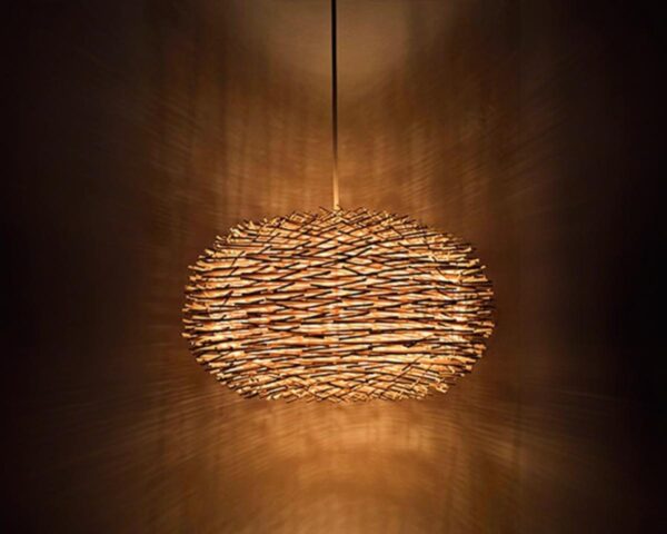 Suspension bois et rotin au design moderne sur fond marron