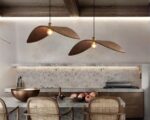 Suspension bois vintage et arquée au-dessus d'une table