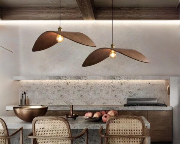 Suspension bois vintage et arquée au-dessus d'une table