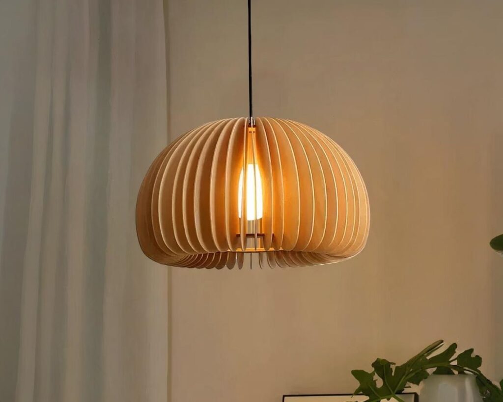 Suspension bois vintage au design japonais sur fond gris.