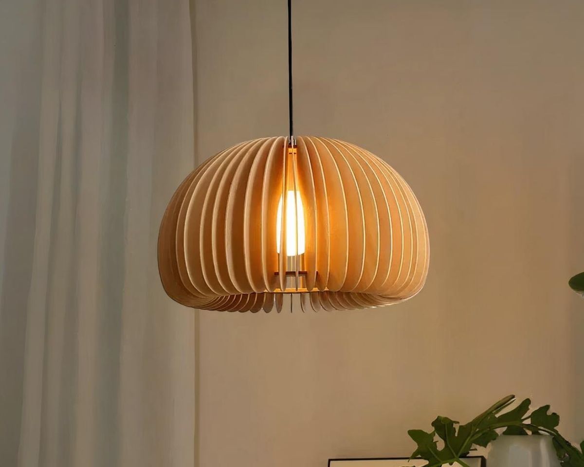 Suspension bois vintage au design japonais sur fond gris.