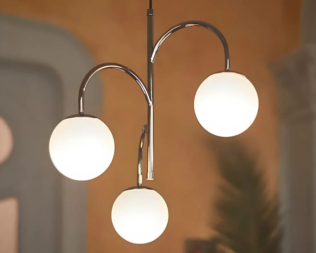 Suspension boule argentée décorative au style scandinave allumée dans un intérieur.
