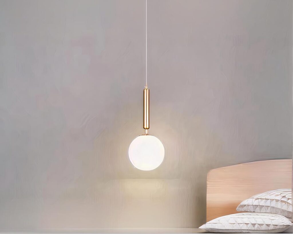 Suspension boule dorée chic et élégante allumée dans une chambre