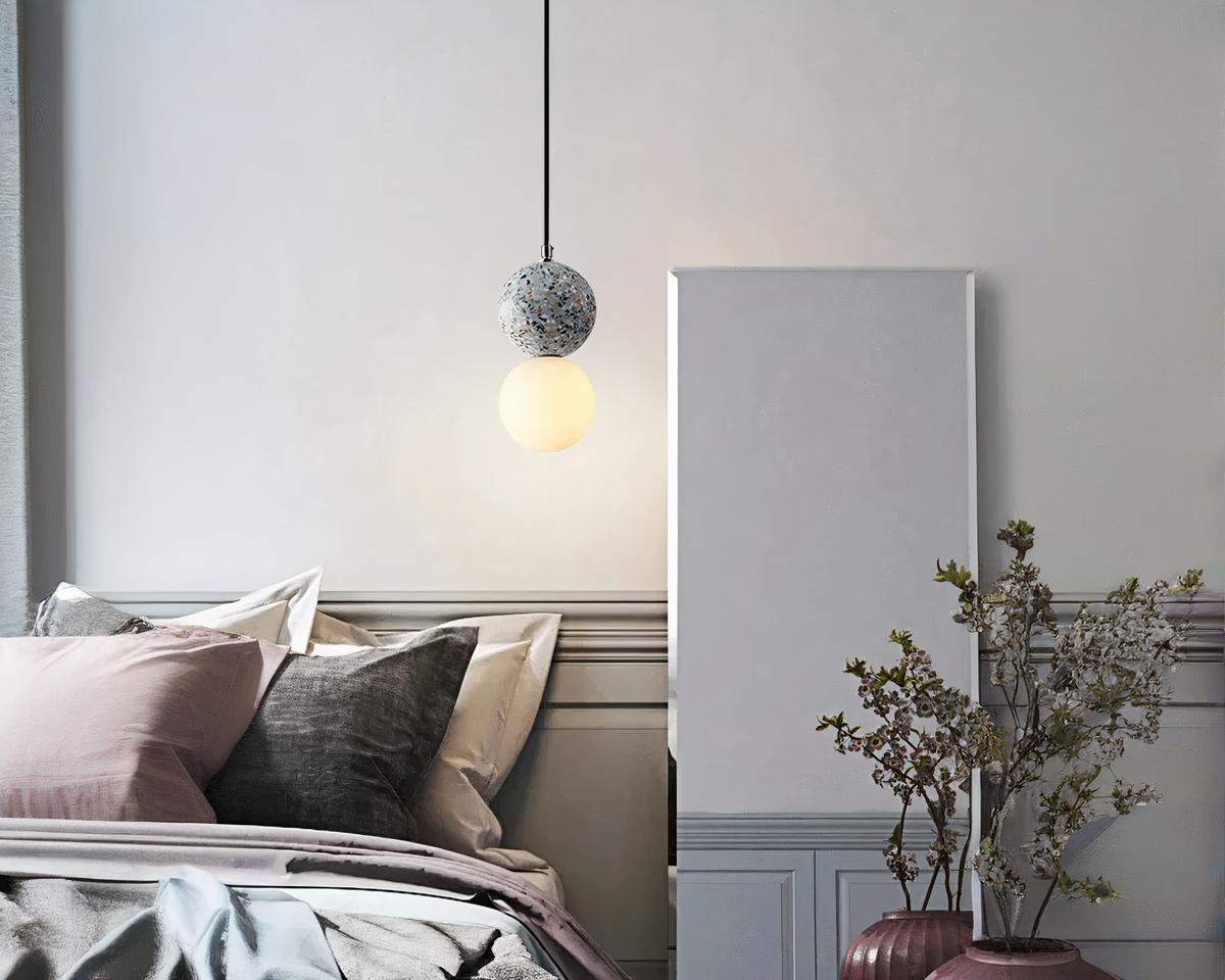 Suspension boule élégante et décorative en pierre de verre allumée dans une chambre