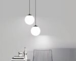 Suspension boule élégante et raffinée au style nordique allumée dans un salon.