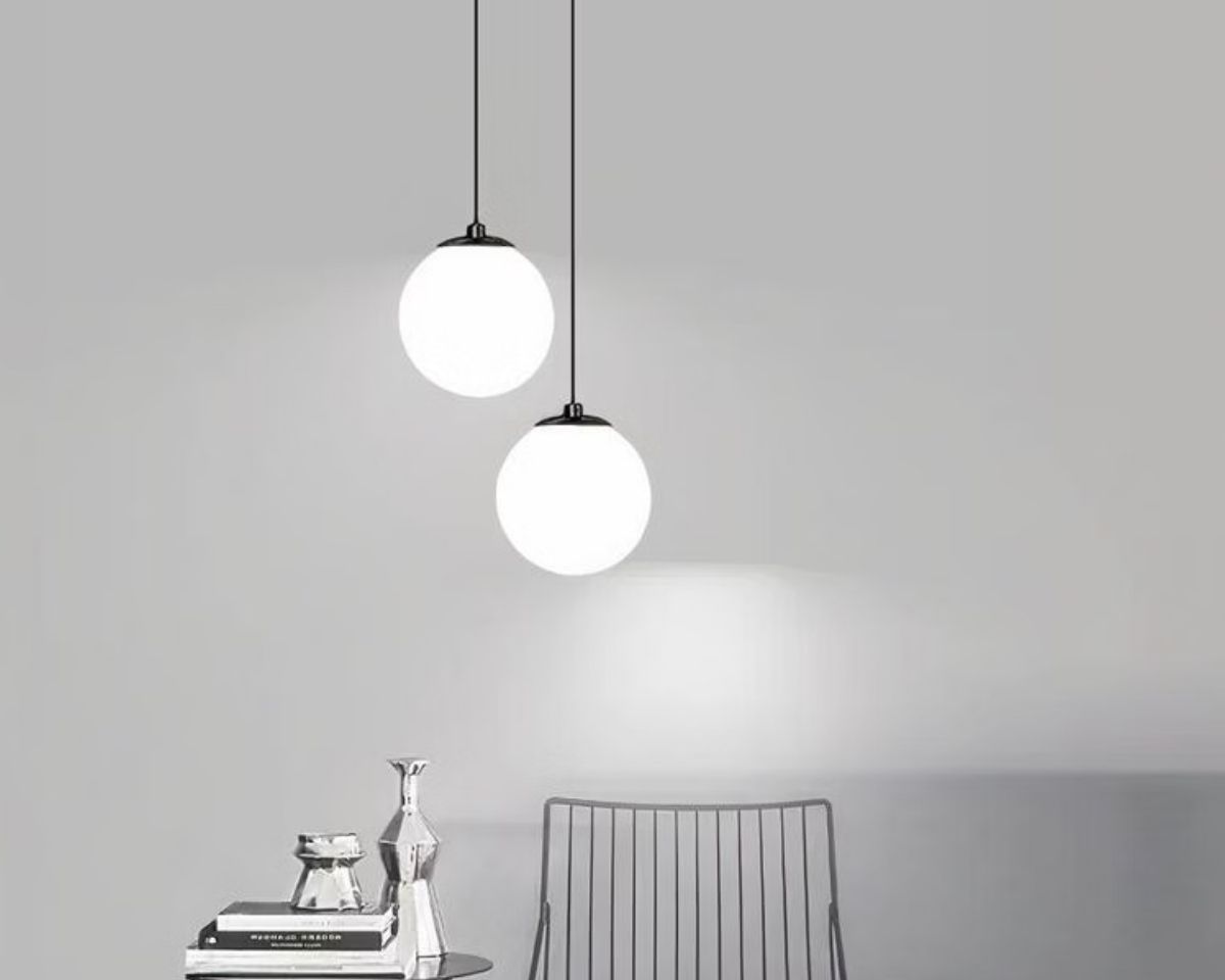 Suspension boule élégante et raffinée au style nordique allumée dans un salon.