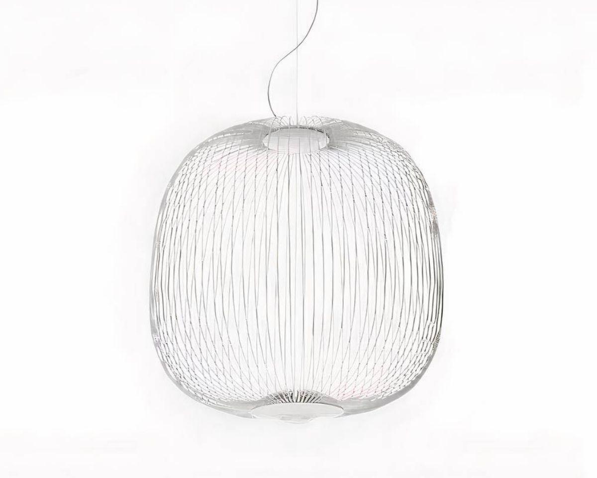 Suspension cage oiseau LED classe et discrète sur fond blanc.