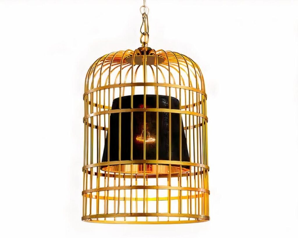 Suspension cage oiseau LED dorée avec abat-jour noir sur fond blanc.