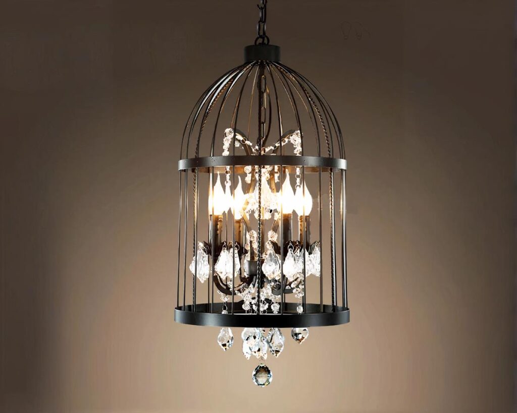 Suspension cage oiseau LED à quatre têtes style vintage sur fond gris et marron