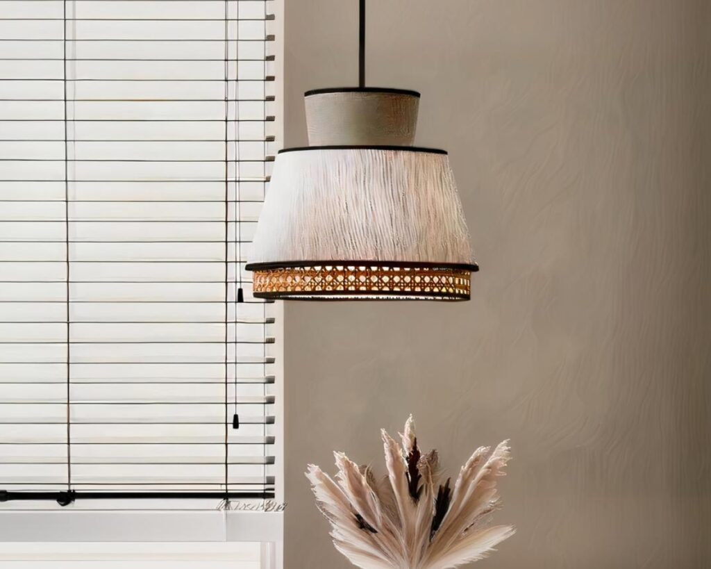 Suspension cannage design et minimaliste sur fond gris.