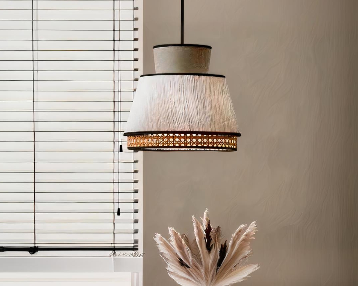 Suspension cannage design et minimaliste sur fond gris.