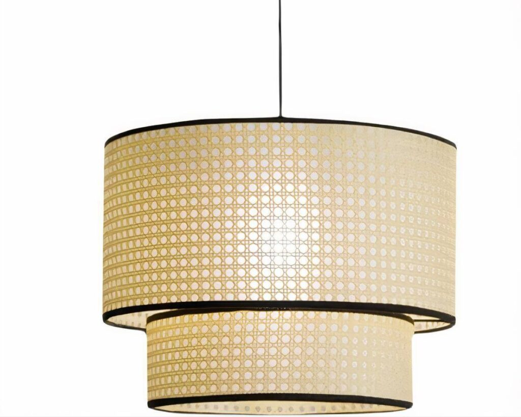 Suspension cannage au design nordique sur fond blanc.