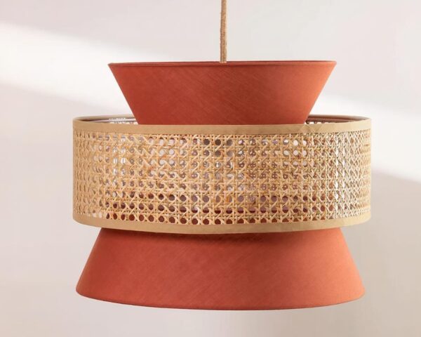 Suspension cannage orange et tendance sur fond gris.