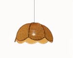 Suspension cannage scandinave en bambou allumée sur fond blanc.