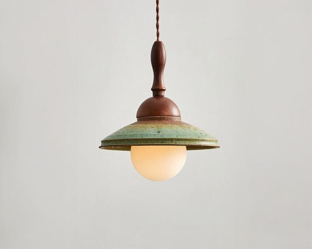 Suspension céramique design rétro, de couleur verte et bois. Fond beige clair.
