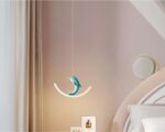 Suspension chambre bébé avec dauphin dans une chambre