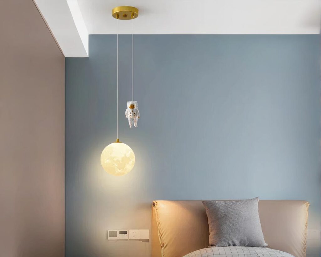 Suspension chambre bébé avec globe et astronaute dans une chambre