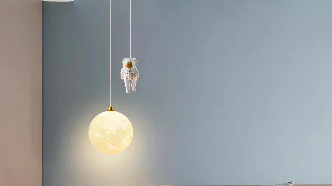 IMG_08_2024_suspension_chambre_bebe_globe_astronaute_02-image-1.jpg