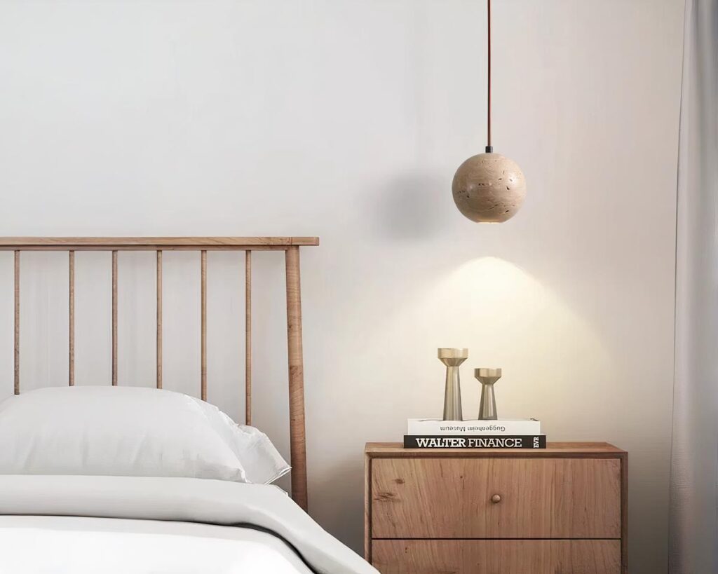 Suspension chambre beige avec boule en pierre à côté d'un lit
