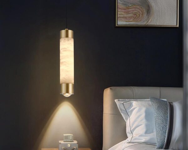Suspension chambre dorée et luxueuse en marbre à côté d'un lit