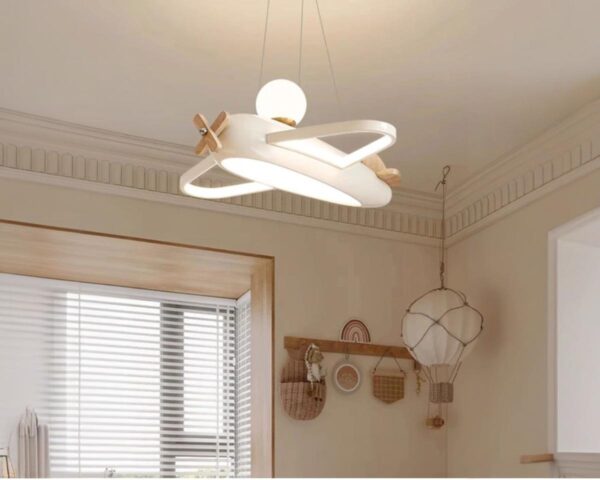 Suspension chambre enfant aventure aérienne, de couleur beige et suspendu, dans un décor de chambre d'enfant.