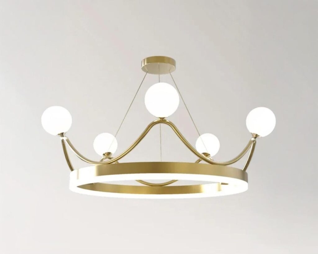 Suspension chambre enfant couronne design élégante, de couleur doré, suspendue et allumée. Fond clair.
