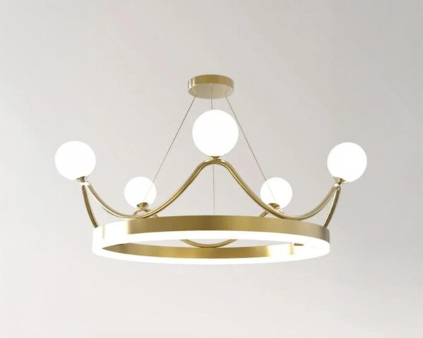 Suspension chambre enfant couronne design élégante, de couleur doré, suspendue et allumée. Fond clair.