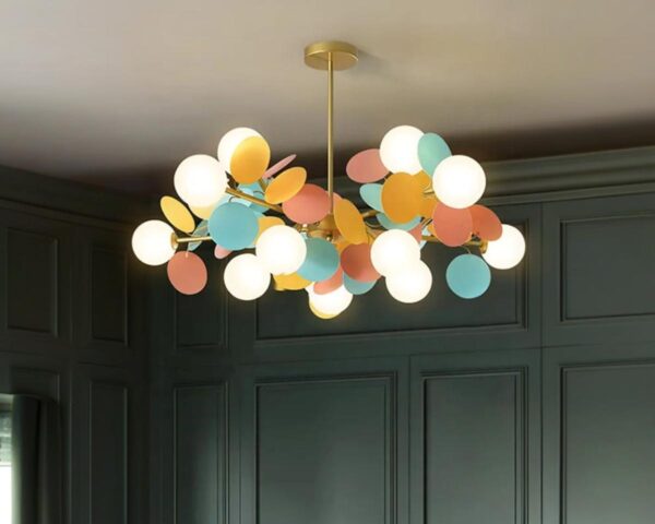 Suspension chambre enfant éclat de couleur ludique, colorée, suspendue et allumée. Fond couleur vert.