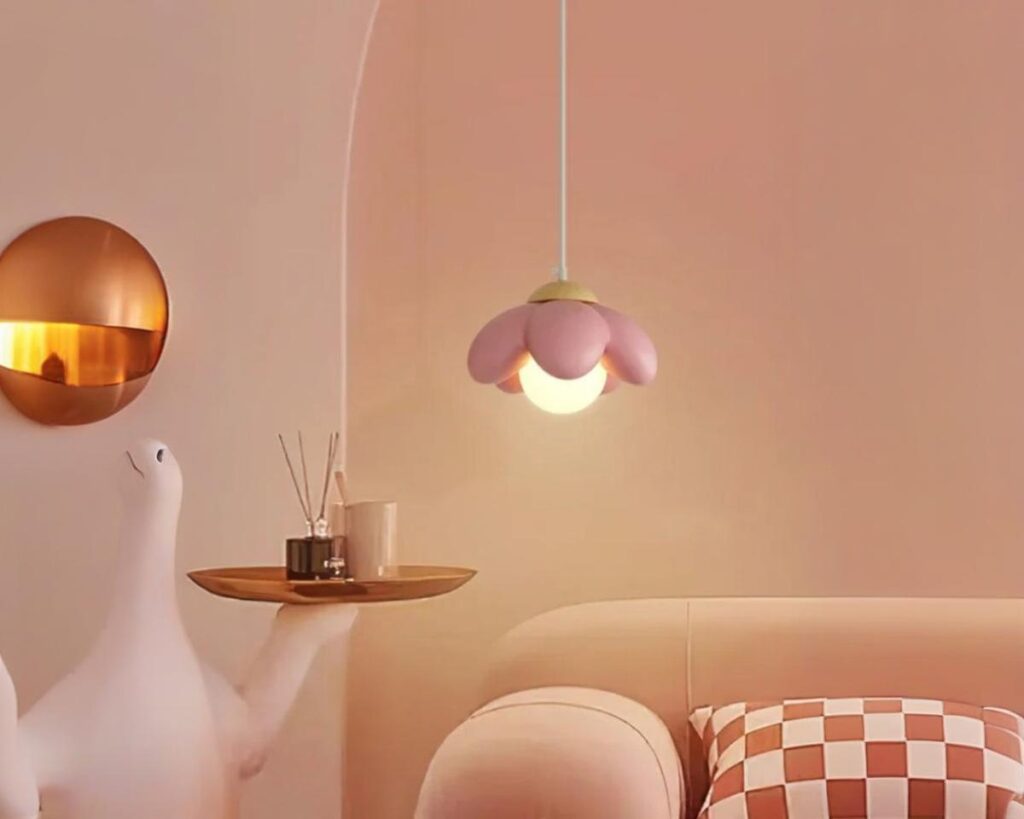 Suspension chambre enfant fleur lumineuse, de couleur rose, suspendue et éclairée . Cette suspension se situe dans une pièce de vie.