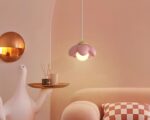 Suspension chambre enfant fleur lumineuse, de couleur rose, suspendue et éclairée . Cette suspension se situe dans une pièce de vie.