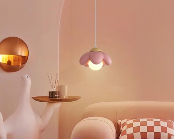 Suspension chambre enfant fleur lumineuse, de couleur rose, suspendue et éclairée . Cette suspension se situe dans une pièce de vie.