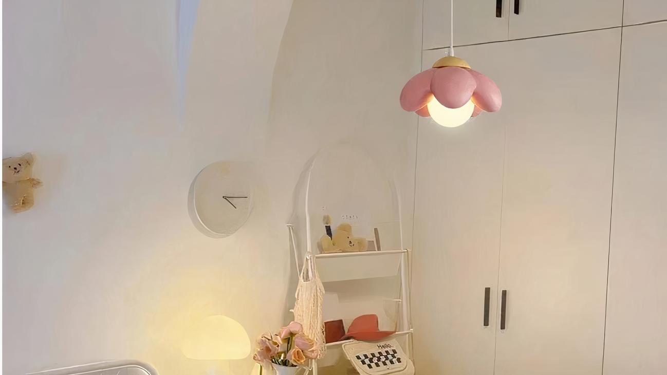 IMG_08_2024_suspension_chambre_enfant_fleur_lumineuse_04-image-1.jpg